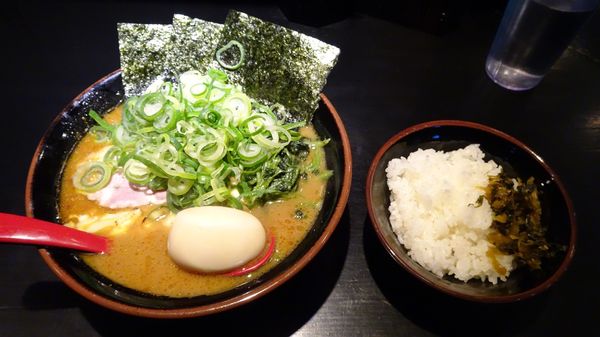 「カレーラーメン（950円）＋味玉＋九条ネギ＋チーズ＋ライス」@横浜家系ラーメン 思道の写真