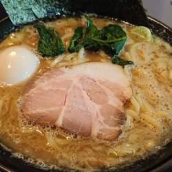 味玉家系ラーメン 900円　大盛り