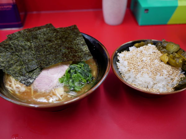 「ラーメン 並＋麺硬め＋味濃いめ＋油多め＋ライス」@横浜ラーメン 武蔵家 北千住西口店の写真