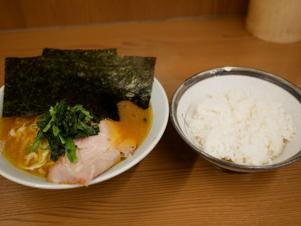 「ラーメン 並 麺硬め＋味濃いめ＋油多め＋サービスライス」@家系らーめん 武将家 外伝の写真