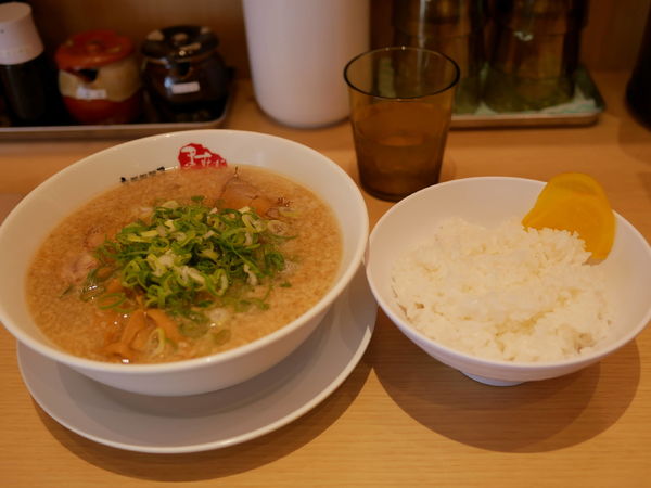 「ラーメン 並 麺硬め30秒＋脂多め＋セルフ辛いの多め＋セルフ」@京都銀閣寺 ますたにラーメン 室町店の写真