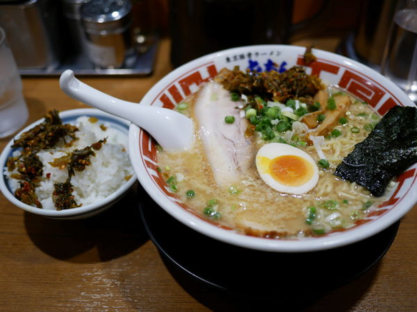 「東京豚骨ラーメン 大盛＋ちぢれ麺＋麺硬め＋味濃いめ＋背脂多め」@屯ちん 池袋本店の写真