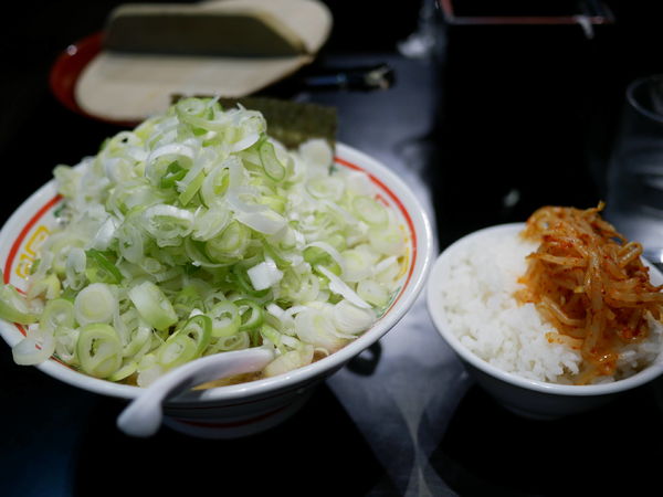 「トンコツ醤油ラーメン 麺硬め＋味濃いめ＋背脂多め＋ライス」@麻布ラーメン 本店の写真