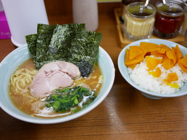 「ラーメン 並 麺硬め＋味濃いめ＋油多め＋ライス＋朝のサービス」@横浜ラーメン 武蔵家 北千住店の写真