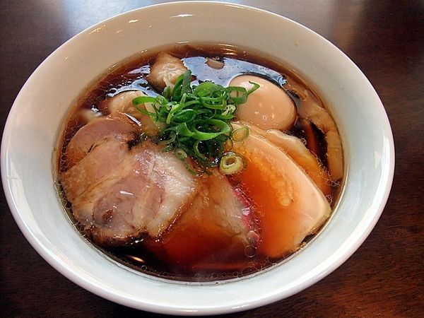 「醤油特製らぁ麺」@らぁ麺 すぎ本の写真