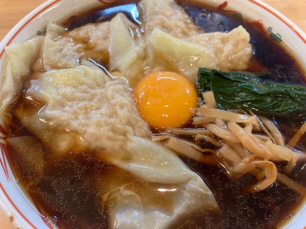 「月見ワンタンメン(煮干ブラック)(大)」@月見ワンタンメン専門店 三日月 大森北口店の写真