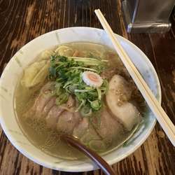 らーめん塩ワンタン入＋豚チャーシュー