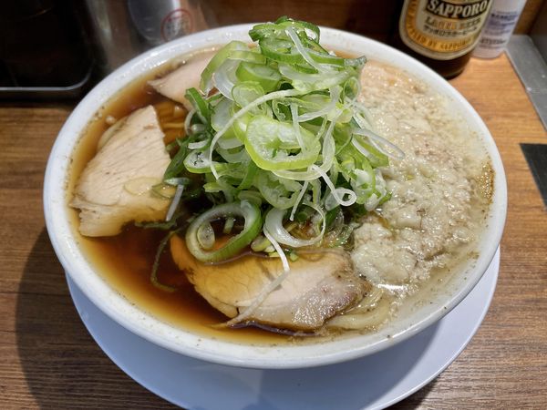 「サッポロラガービール 赤星 中瓶 → 背脂ネギ中華そば」@煮干し中華そば 小松屋の写真