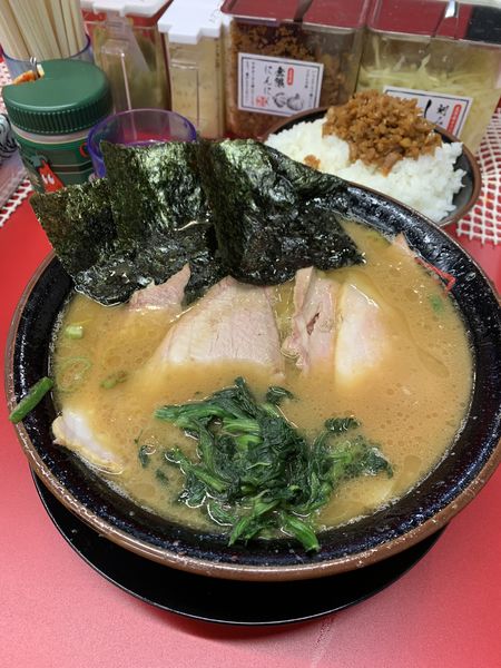 「チャーシューメン 中盛 850円＋150円 ライス無料時間」@家系ラーメン王道家直伝 との丸家 松飛台店の写真