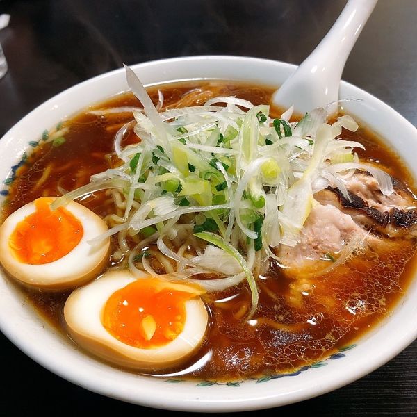 「ラーメン570円大盛り200円半玉50円サービス券利用チャーシュ」@とんちんかんの写真