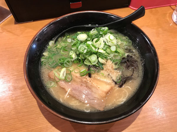 「博多とんこつネギ」@ラーメン春樹 小田原店の写真