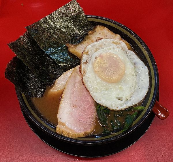 「ラーメン＋豚バラ＋めだま焼き」@IEKEI_TOKYO 王道家直系の写真