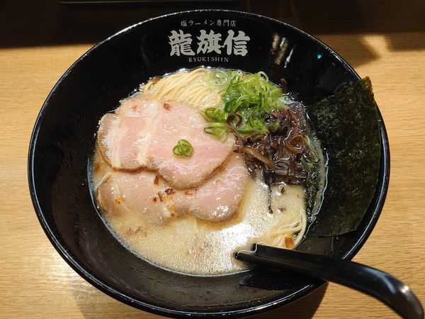 「塩とんこつラーメン」@龍旗信LEOの写真