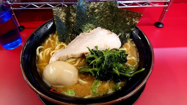 「ラーメン 大盛 味玉」@家系ラーメン王道家直伝 との丸家 松飛台店の写真