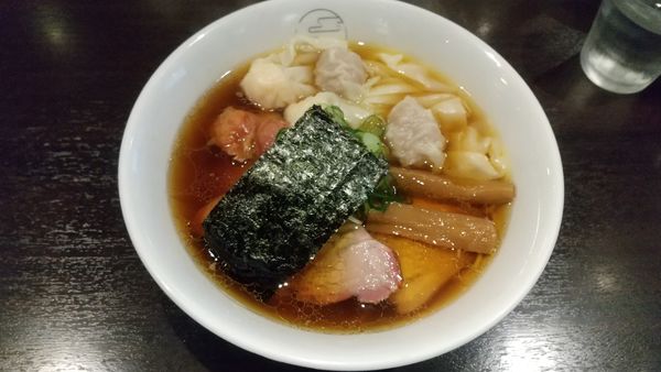 「特製ワンタン麺ハーフ黒だし1000円、切り落としチャーシュー」@八雲の写真
