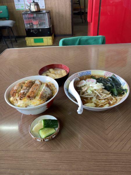 「ラーメン（420円）&カツ丼（630円）」@青柳の写真