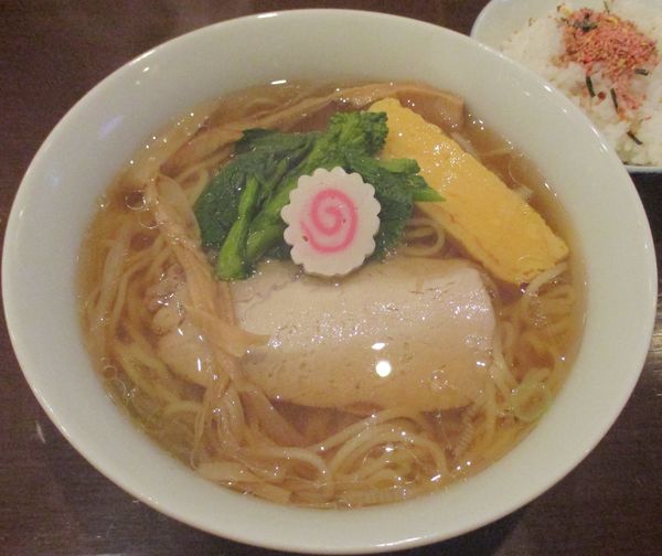 「醤油そば＋サービス半ライス　900円」@なすやの写真