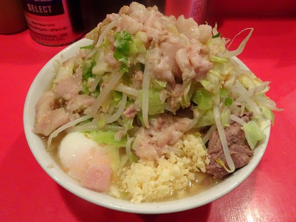 「小ラーメン（750円）＋温泉玉子＋チーズニンニクアブラカラメ」@ラーメン二郎 府中店の写真