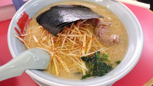 「醤油ピリ辛ネギラーメン　コロチャーシュートッピング」@山岡家 松本店の写真