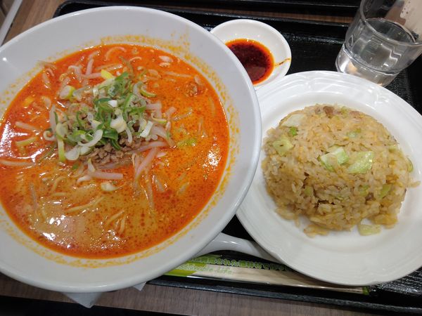 「坦々麺半餃子セット　８３６円」@東京餃子軒 千住ミルディス店の写真