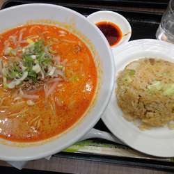 坦々麺半餃子セット　８３６円