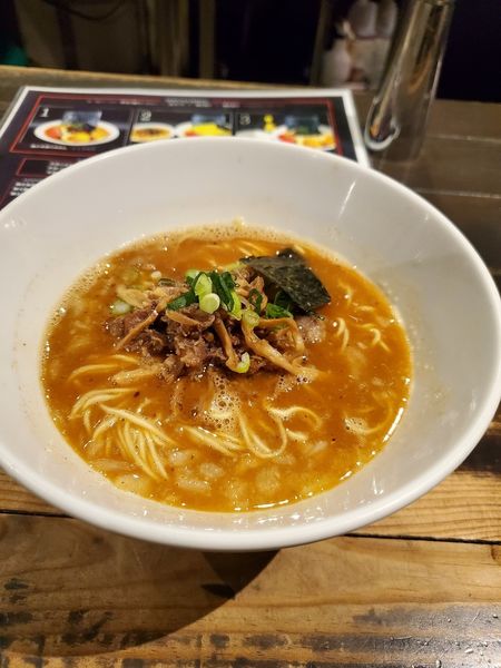 「紅の本節らぁめん」@俺の空 池袋店の写真