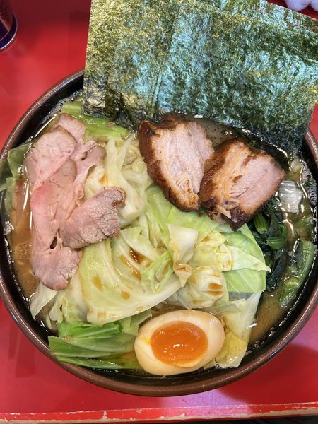 「特製ラーメン大+キャベツ、ほうれん草、海苔」@らーめん 谷瀬家 新橋店の写真