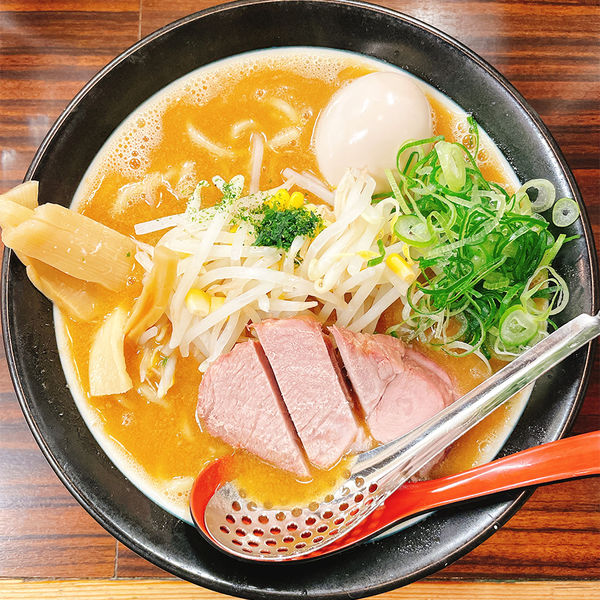 「味噌豚骨(太麺)+半熟味玉」@豚骨醤油らーめん 誠屋 池尻店の写真