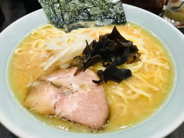「ラーメン 中 850円」@横浜ラーメン 増田家 幕張店の写真