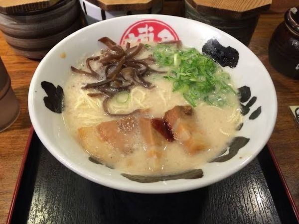 「博多とんこつラーメン　カタメ普通少なめ」@博多とんこつラーメン三代目てらッちょ。の写真