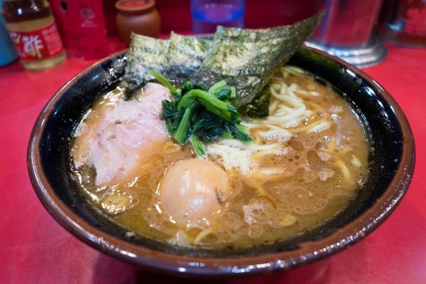 「豚骨醤油ラーメン」@家系総本山 ラーメン吉村家の写真