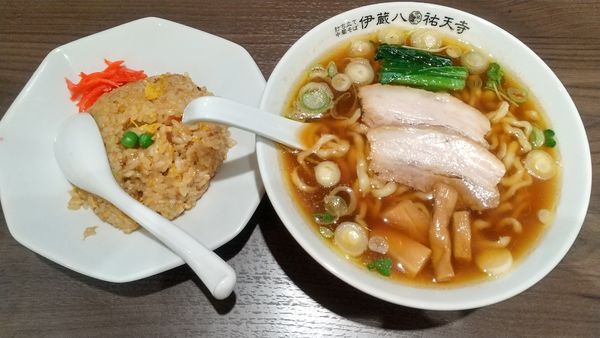 「中華そば醤油と週替わりごはん（半チャーハン）1000円」@打ち立て中華そば 伊蔵八 祐天寺店の写真