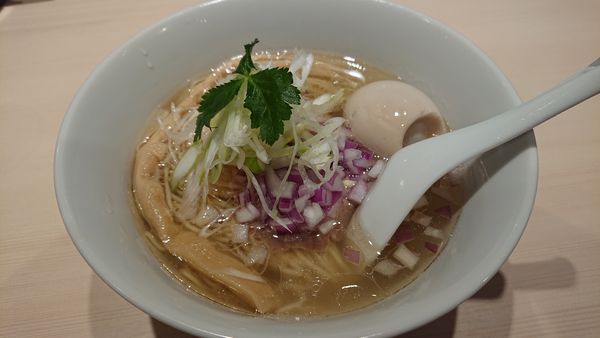 「塩らぁ麺 〜ポルチーニ香る〜+ラーパスで味玉」@麺屋みや田の写真