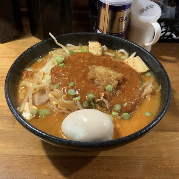 「味玉どて辛めん 中盛り バラ肉」@どてちん 習志野店の写真