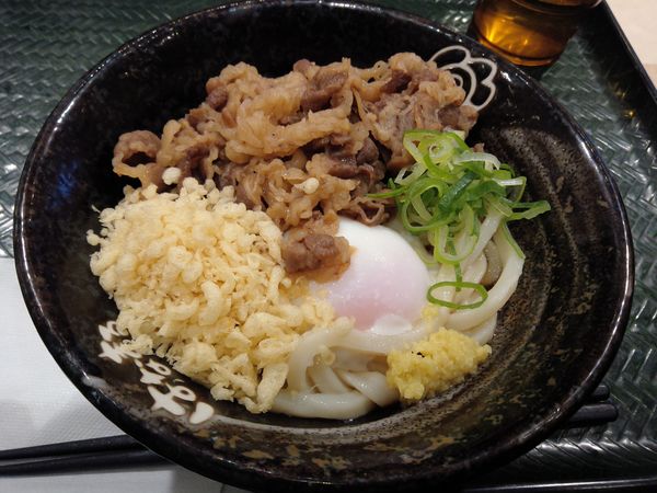 「牛肉温玉ぶっかけうどん小　５２０円　肉１．５倍」@はなまるうどん 千住ミルディス店の写真