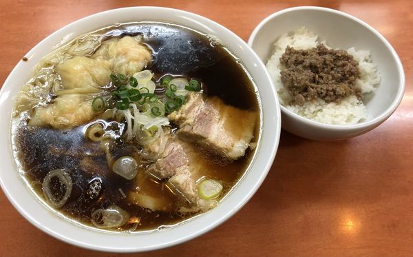 「海老ワンタンメン(濃口)950円➕生姜丼100円」@日陰の写真