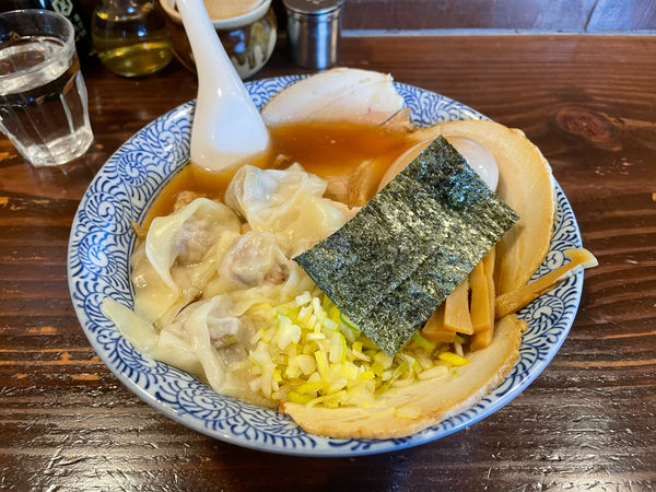 「中華そば + チャーシュー + ワンタン + たまご(味付)」@○決の写真