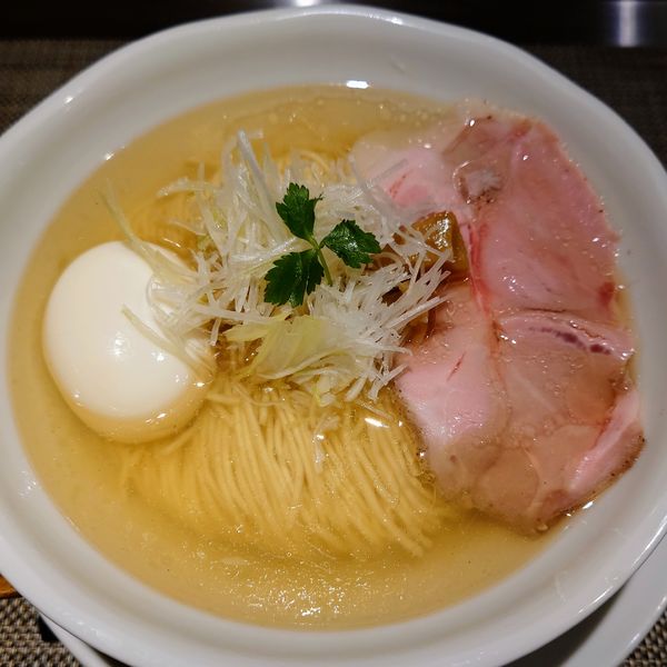 「塩そば中盛＋味玉 850円」@成城青果の写真