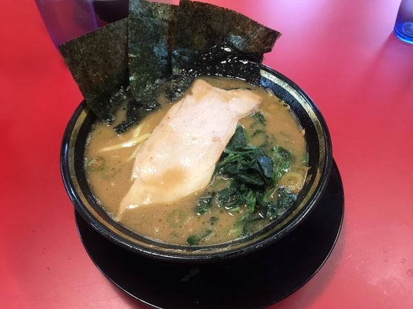 「ラーメン700円+チャーシューまぶし180円（合計880円）」@家系ラーメン王道家直伝 との丸家 松飛台店の写真