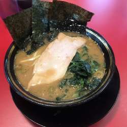 ラーメン700円+チャーシューまぶし180円（合計880円）