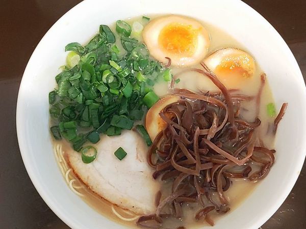 「とんこつらーめん＋味付玉子」@大手町ラーメンの写真
