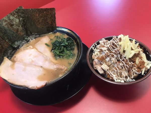 「チャーシュー麺＆チャーシューまぶし丼」@家系ラーメン王道家直伝 との丸家 松飛台店の写真