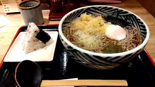 「温玉そば（６１０円）＋中盛（７０円）」@おらが蕎麦 新横浜キュービックプラザ店の写真