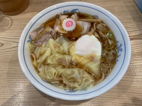 「ワンタンチャーシューメン＋半熟玉子」@らーめん 高尾の写真