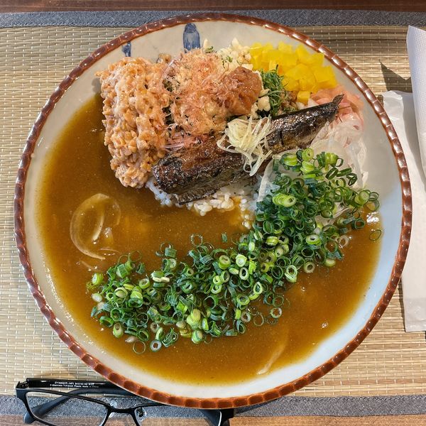 「和だしそぼろカレー＆いわしの生姜煮（ひきわり納豆ネギまみれ）」@平日昼だけの写真