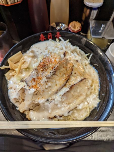 「炙り鳥豚そば」@油そば専門店 春日亭 五反田店の写真