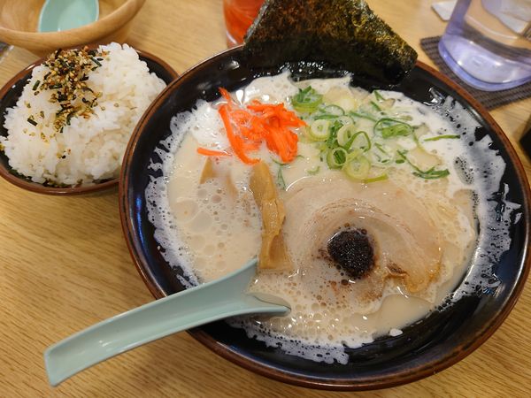 「博多とんこつラーメン700円＋ライス（無料）」@壱角家 東久留米店の写真