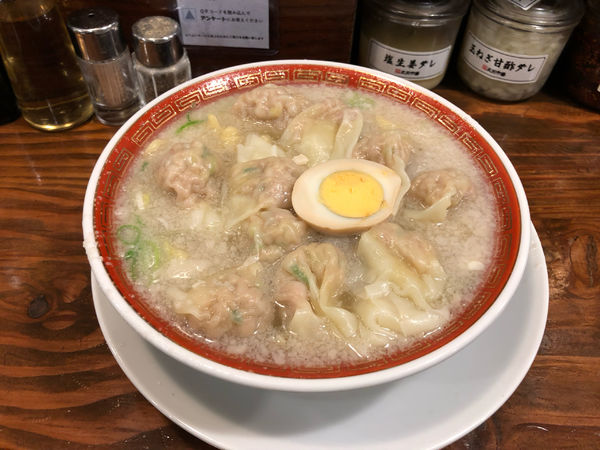 「塩ニンニク粗挽き肉汁雲呑麺」@広州市場 西新宿店の写真