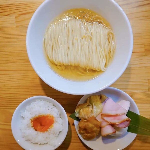 「(梅)かけそば白醤油＋おまかせ三種盛＋うに醤油漬け卵黄ごはん」@自家製麺 くろ松の写真