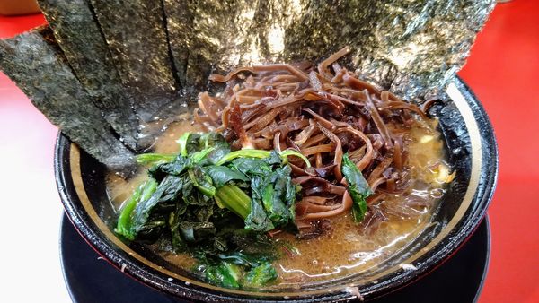 「ラーメン(麺硬め・味濃いめ)＋海苔・キクラゲ」@家系ラーメン とらきち家の写真
